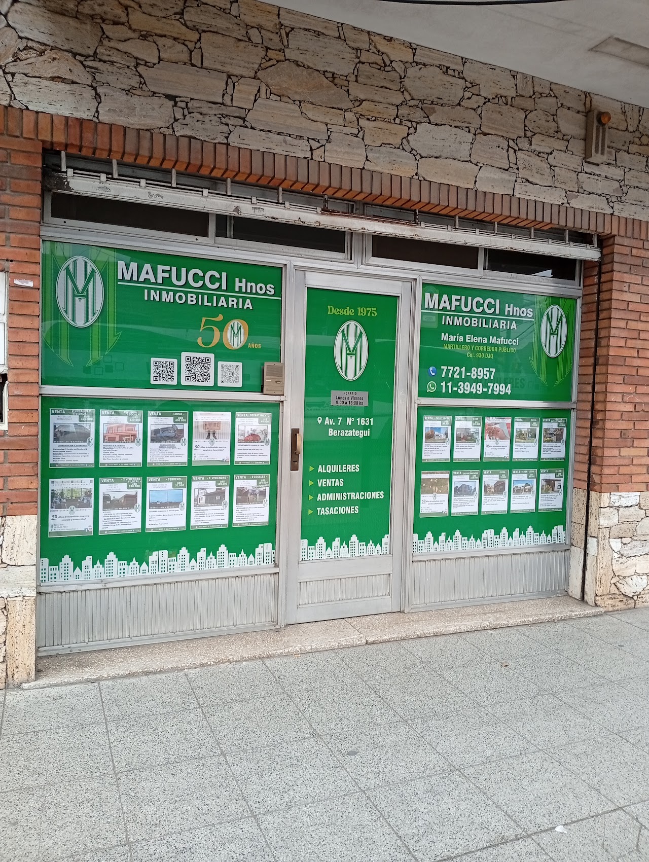 Fachada histórica de Mafucci Hnos Inmobiliaria en Berazategui con su icónico marco verde inglés y letrero dorado tradicional