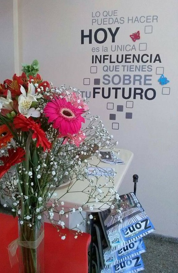 Vidriera y cartelería de Mafucci Hnos Inmobiliaria con propiedades publicadas